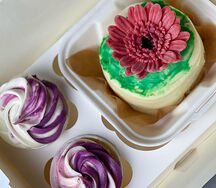 Бенто-торт с шоколадным цветком герберой и капкейками