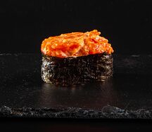 Гункан с лососем острый