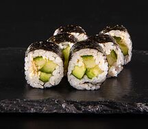 Ролл с авокадо