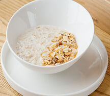 Овсяная каша с орехами и соленой карамелью