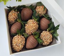 Клубника в молочном шоколаде с арахисом