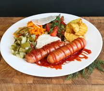 Хот-дог гриль на тарелке