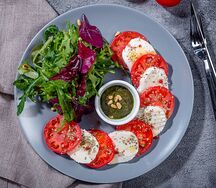 Салат из зелени с сыром моцареллой и помидорами