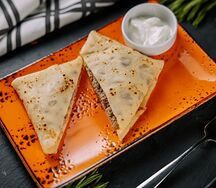 Блинчик с мясом и сметаной