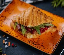 Круассан с пастрами и медово-горчичным соусом
