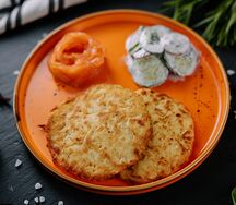Картофельные драники с яйцом пашот и лососем