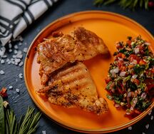 Стейк из бедра цыплёнка с салатом Гавурда