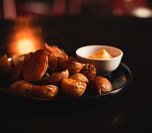 Картофель бейби с чесноком и зеленью