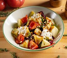 Салат из хрустящего баклажана и сыром страчателла