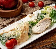 Цезарь с запеченной курицей