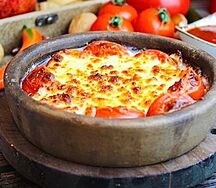 Сулугуни, жаренный с помидорами