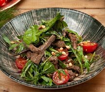 Тёплый салат руккола с телятиной