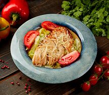 Салат цезарь с горячей курицей