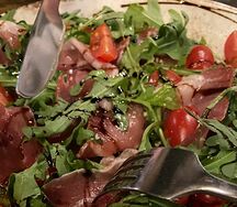 Салат с пармской ветчиной и руколой