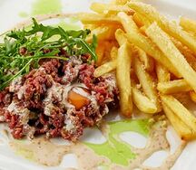Тартар из говядины с ореховым соусом и картофелем фри