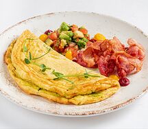 Омлет с беконом и сальсой