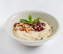 Булгур с орехами и вяленой клюквой