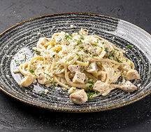 Паста с цыпленком, грибами и трюфельным соусом