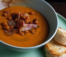 Тыквенный суп с хрустящим нутом и беконом