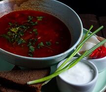 Борщ с салом и ржаным хлебом