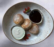 Сырники с вареньем и сметаной