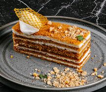 Медовик с ягодным соусом