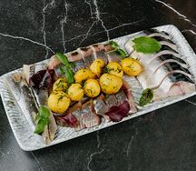 Тарелка малосольной рыбы с ароматным картофелем