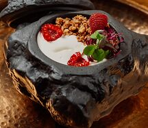 Мацони с медом и грецким орехом