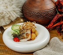 Жареное филе пеленгаса со свежим огурцом и эспумой из пармезана