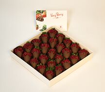 Клубника в шоколаде с сублимированной малиной Фрагола Росса размера L