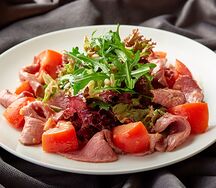 Салат с ростбифом в кунжутной заправке