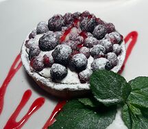 Тарталетка с черной смородиной
