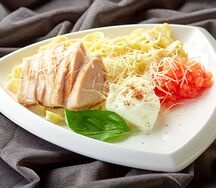 Паста с цыпленком и помидорами конкассе