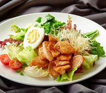 Салат с цыпленком терияки