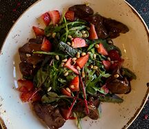 Теплый салат с куриной печенью