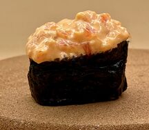 Гункан с спайси-лососем