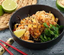 Wok с рисом и креветками