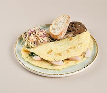 Омлет с куриной грудкой и зеленью