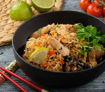 Wok с рисом и курицей