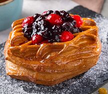 Дениш с лесными ягодами