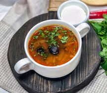 Суп Солянка мясная со сметаной