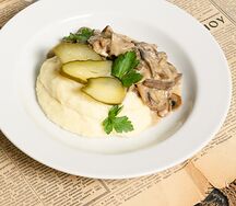 Бефстроганов с картофельным пюре и соленым огурцом