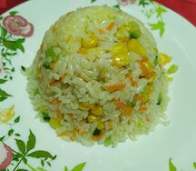 Жареный рис с овощами