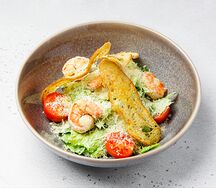 Салат Цезарь с креветками