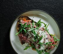 Ростбиф, руккола и лук конфи