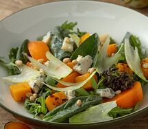 Зеленый салат с горгонзолой, хурмой и тыквой
