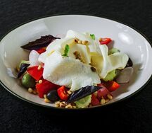 Фермерские овощи, домашний сыр, оливки