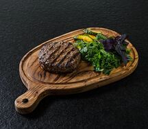 Рубленый бифштекс с битыми огурцами 