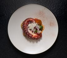 Осьминог по-сицилийски с оливами и каперсами