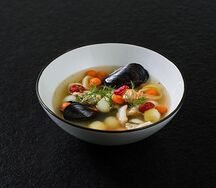Ушица из лосося, трески с брокколи и мидиями 